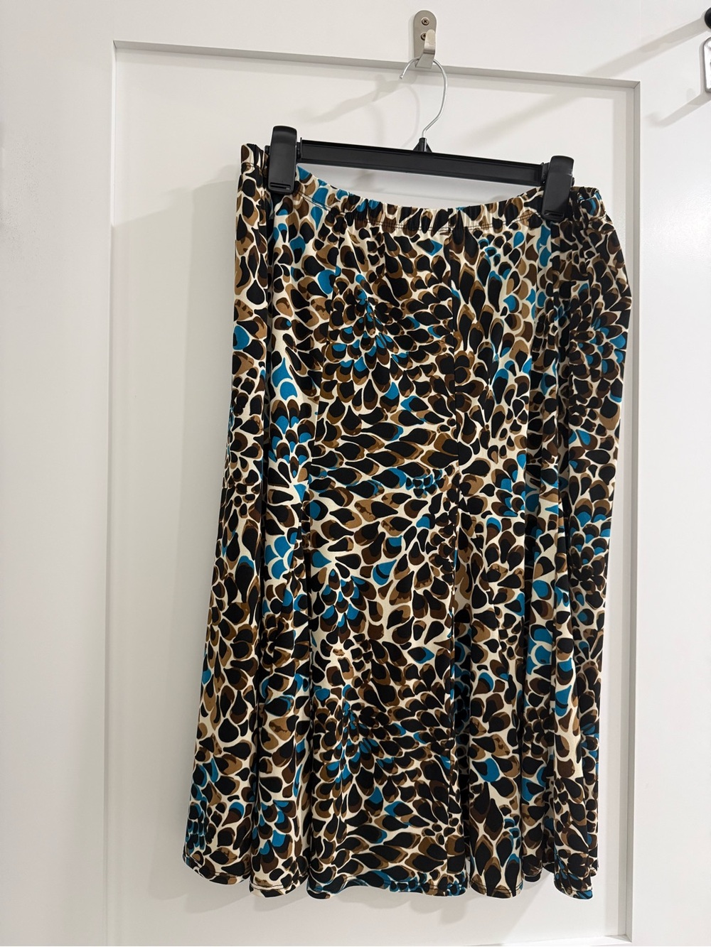 Chico’s tan a-line pleated stretch skirt w/ multicolor pattern (Chicos size 2)